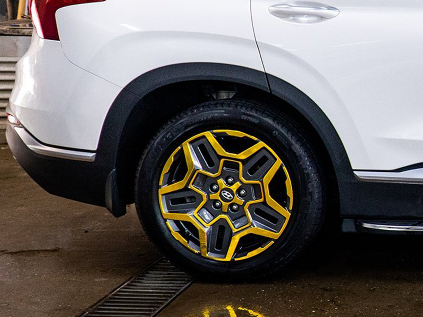 Dán Decal Điểm Lazang: Tạo Điểm Nhấn Độc Bản Cho "Dàn Chân"